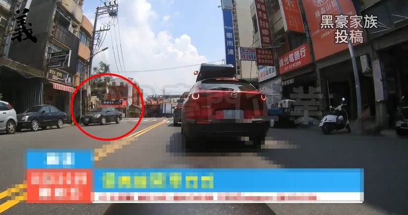 高市蔡姓男子今下午駕車沿楠梓區興楠路右轉至楠梓路時，車子暴衝撞路邊轎車（紅圈處），幸無人受傷。圖／取自網路社群「黑豪家族」