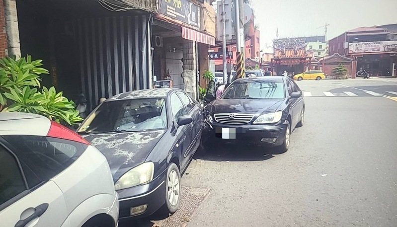 高市蔡姓男子今下午駕車沿楠梓區興楠路右轉至楠梓路時，車子暴衝撞路邊轎車（紅圈處），幸無人受傷。記者石秀華／翻攝