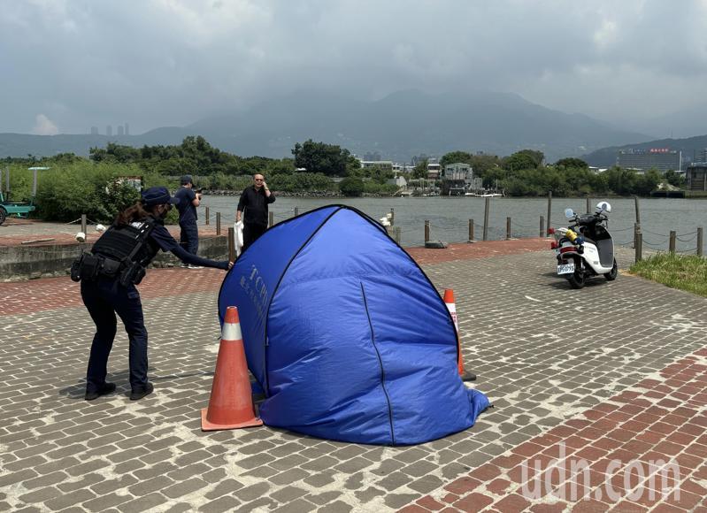 警消將許男遺體打撈上岸後,將交由檢警相驗釐清確切死因。記者李隆揆/攝影 警消將許男遺體打撈上岸後,將交由檢警相驗釐清確切死因。記者李隆揆/攝影