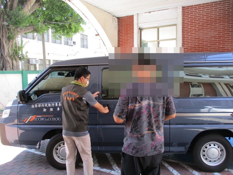 行政執行署台南分署追查前年間該公司帳戶匯款給吳姓負責人及親屬達700多萬,600多萬設備也流向不明,前天通知吳到場說明,仍無法交代,經移送法院裁定管收。圖/讀者提供 行政執行署台南分署追查前年間該公司帳戶匯款給吳姓負責人及親屬達700多萬,600多萬設備也流向不明,前天通知吳到場說明,仍無法交代,經移送法院裁定管收。圖/讀者提供