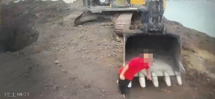 新北市台北港北堤土方收土區，今天上午疑似挖土機挖斗碰觸工作人員險釀意外，雙方互爆口角，港務警察獲報到場，雙方互不提告。圖／翻攝畫面