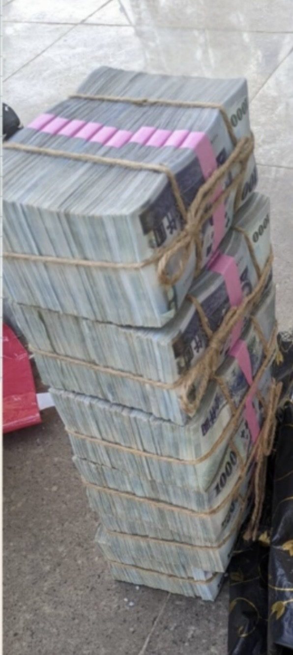 彰檢深入偵辦光電貪瀆案，28日又在涉案人相關處所查扣950萬元，連綁鈔繩都來不及拆的現鈔。圖／彰化地檢署提供