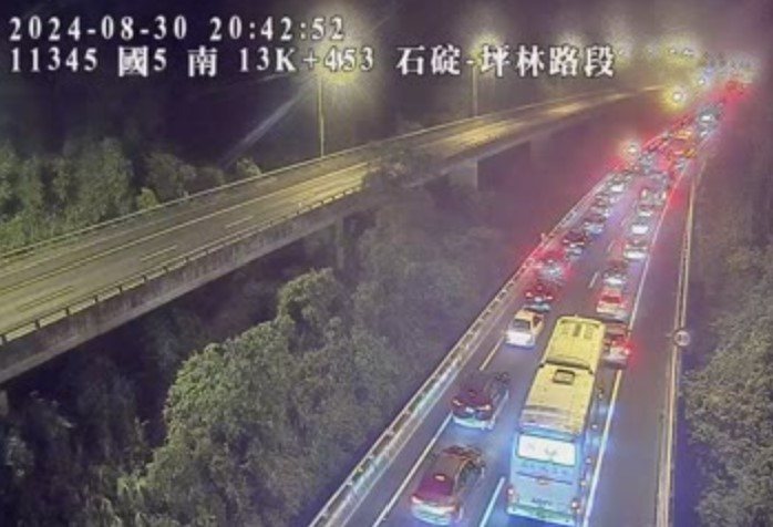 國道5號南下19K雪山隧道內晚上8時許發生火燒車事故，隧道雙向封閉，隧道前大排長龍。圖／擷取自1968公路即時影像