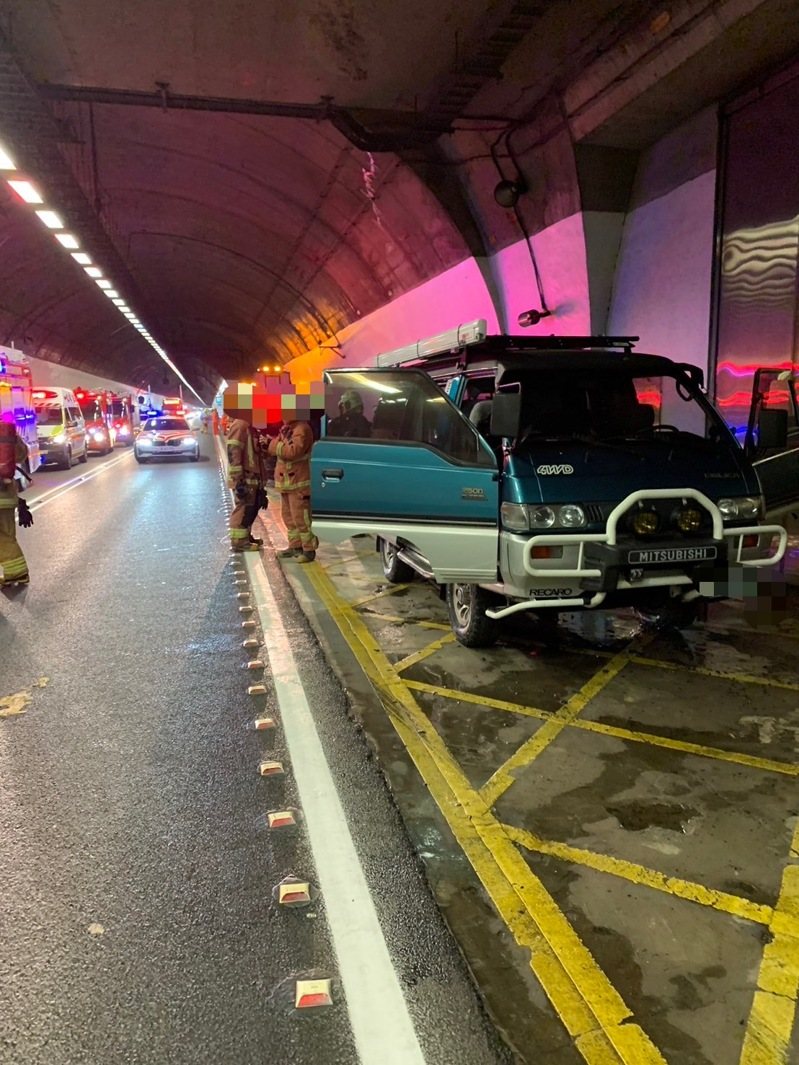 田姓男子今晚8時許駕駛廂型車在國道5號南下行經雪山隧道,車內右前座突然冒煙,急忙停靠避車彎,經新北市雪山消防分隊自衛編組人員騎消防機車迅速到場將火勢撲滅,未釀火燒車。記者王長鼎/翻攝 田姓男子今晚8時許駕駛廂型車在國道5號南下行經雪山隧道,車內右前座突然冒煙,急忙停靠避車彎,經新北市雪山消防分隊自衛編組人員騎消防機車迅速到場將火勢撲滅,未釀火燒車。記者王長鼎/翻攝