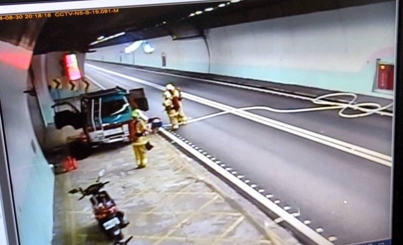 田姓男子今晚8時許駕駛廂型車在國道5號南下行經雪山隧道,車內右前座突然冒煙,急忙停靠避車彎,經新北市雪山消防分隊自衛編組人員騎消防機車迅速到場將火勢撲滅,未釀火燒車。記者王長鼎/翻攝 田姓男子今晚8時許駕駛廂型車在國道5號南下行經雪山隧道,車內右前座突然冒煙,急忙停靠避車彎,經新北市雪山消防分隊自衛編組人員騎消防機車迅速到場將火勢撲滅,未釀火燒車。記者王長鼎/翻攝