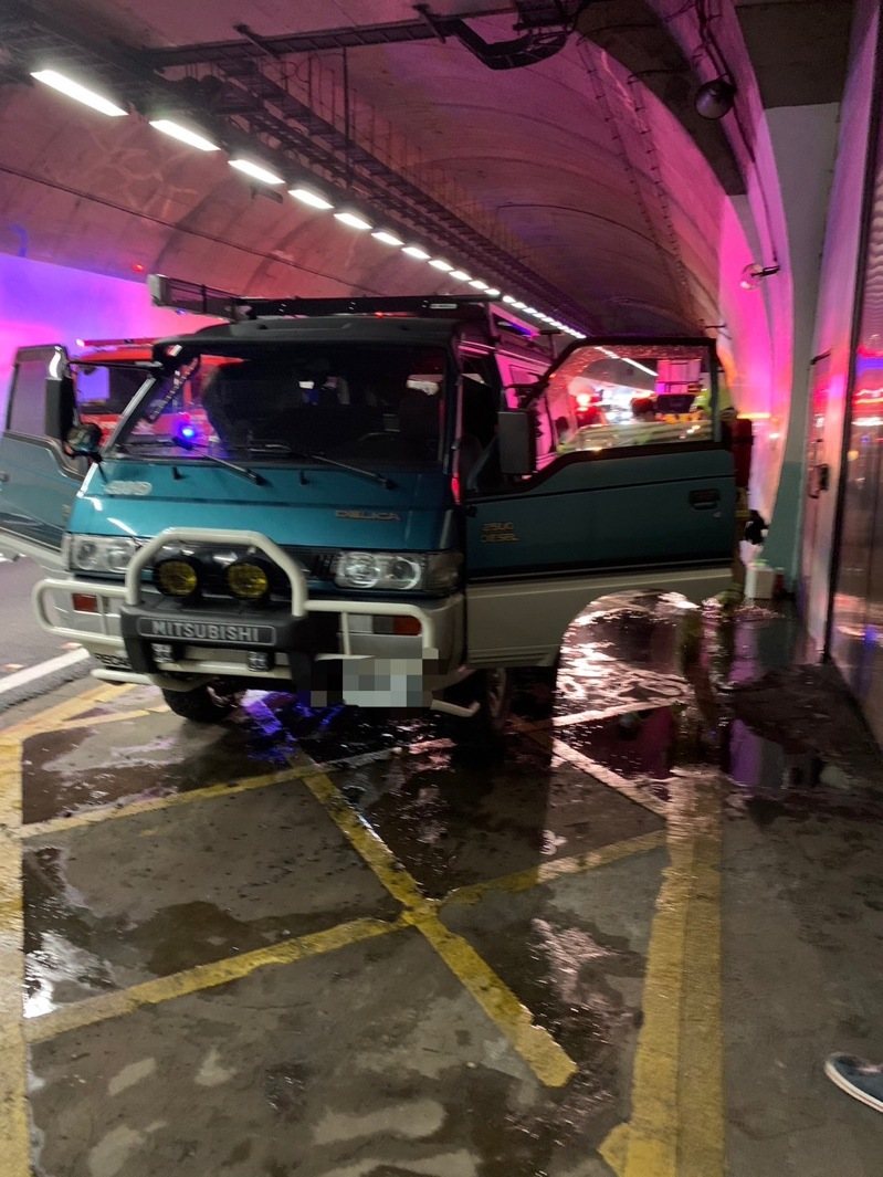田姓男子今晚8時許駕駛廂型車在國道5號南下行經雪山隧道,車內右前座突然冒煙,急忙停靠避車彎,經新北市雪山消防分隊自衛編組人員騎消防機車迅速到場將火勢撲滅,未釀火燒車。記者王長鼎/翻攝 田姓男子今晚8時許駕駛廂型車在國道5號南下行經雪山隧道,車內右前座突然冒煙,急忙停靠避車彎,經新北市雪山消防分隊自衛編組人員騎消防機車迅速到場將火勢撲滅,未釀火燒車。記者王長鼎/翻攝