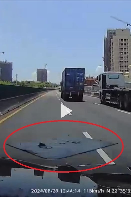 國道1號瑞隆交流道與88交流道往高雄末端出口路段,昨午內線車道突掉落裝鐵釘的黑色橡膠片,造成14輛轎車輪胎遭刺破。圖/取自臉書社團「高雄人大小事」 國道1號瑞隆交流道與88交流道往高雄末端出口路段,昨午內線車道突掉落裝鐵釘的黑色橡膠片,造成14輛轎車輪胎遭刺破。圖/取自臉書社團「高雄人大小事」