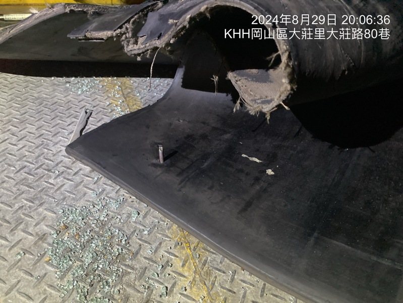 國道1號瑞隆交流道與88交流道往高雄末端出口路段,昨午內線車道突掉落裝鐵釘的黑色橡膠片,造成14輛轎車輪胎遭刺破;圖為警方查扣肇禍的有鐵釘的橡膠片。記者石秀華/翻攝 國道1號瑞隆交流道與88交流道往高雄末端出口路段,昨午內線車道突掉落裝鐵釘的黑色橡膠片,造成14輛轎車輪胎遭刺破;圖為警方查扣肇禍的有鐵釘的橡膠片。記者石秀華/翻攝