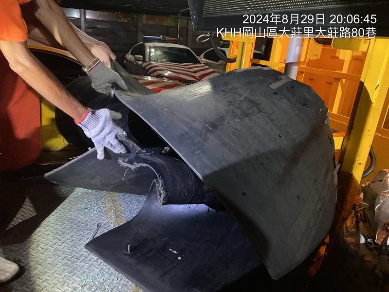國道1號瑞隆交流道與88交流道往高雄末端出口路段,昨午內線車道突掉落裝鐵釘的黑色橡膠片,造成14輛轎車輪胎遭刺破;圖為警方查扣肇禍的有鐵釘的橡膠片。記者石秀華/翻攝 國道1號瑞隆交流道與88交流道往高雄末端出口路段,昨午內線車道突掉落裝鐵釘的黑色橡膠片,造成14輛轎車輪胎遭刺破;圖為警方查扣肇禍的有鐵釘的橡膠片。記者石秀華/翻攝