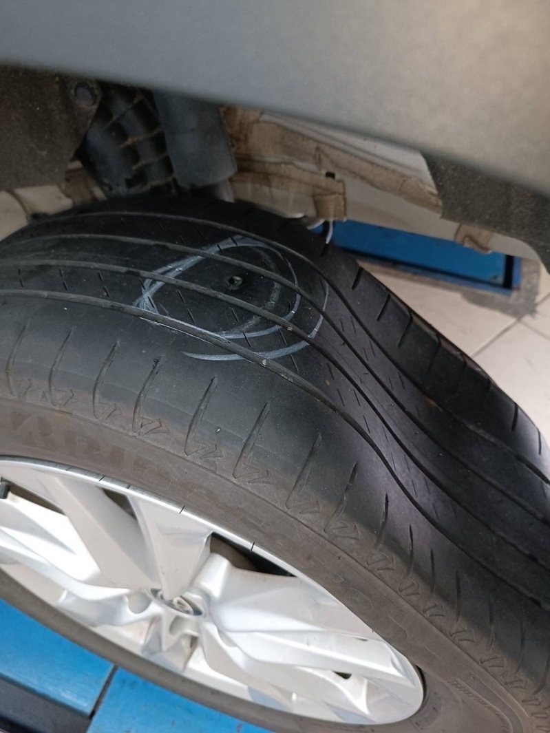 國道1號瑞隆交流道與88交流道往高雄末端出口路段,昨午內線車道突掉落裝鐵釘的黑色橡膠片,造成14輛轎車輪胎遭刺破(如圖)。記者石秀華/翻攝 國道1號瑞隆交流道與88交流道往高雄末端出口路段,昨午內線車道突掉落裝鐵釘的黑色橡膠片,造成14輛轎車輪胎遭刺破(如圖)。記者石秀華/翻攝