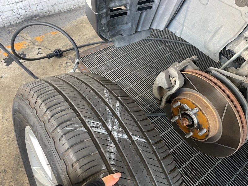 國道1號瑞隆交流道與88交流道往高雄末端出口路段,昨午內線車道突掉落裝鐵釘的黑色橡膠片,造成14輛轎車輪胎遭刺破(如圖)。記者石秀華/翻攝 國道1號瑞隆交流道與88交流道往高雄末端出口路段,昨午內線車道突掉落裝鐵釘的黑色橡膠片,造成14輛轎車輪胎遭刺破(如圖)。記者石秀華/翻攝