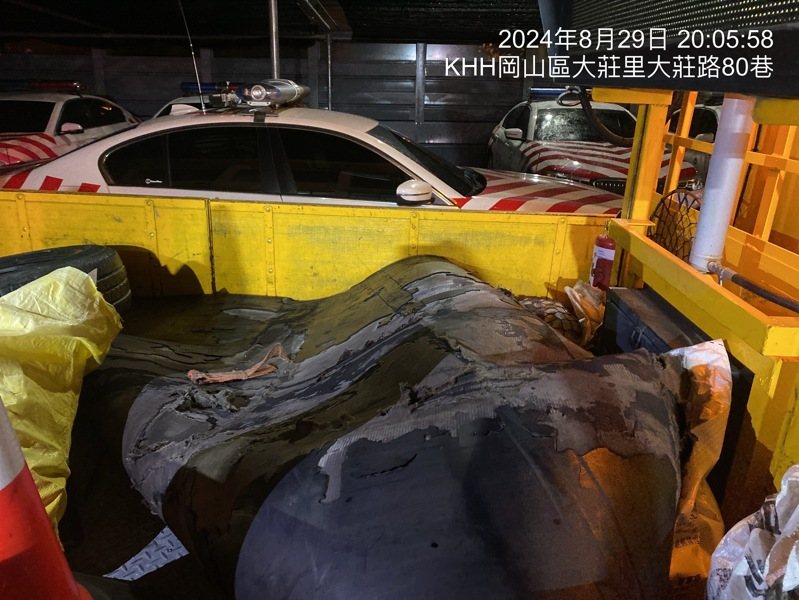 國道1號瑞隆交流道與88交流道往高雄末端出口路段,昨午內線車道突掉落裝鐵釘的黑色橡膠片,造成14輛轎車輪胎遭刺破;圖為警方查扣肇禍的有鐵釘的橡膠片。記者石秀華/翻攝 國道1號瑞隆交流道與88交流道往高雄末端出口路段,昨午內線車道突掉落裝鐵釘的黑色橡膠片,造成14輛轎車輪胎遭刺破;圖為警方查扣肇禍的有鐵釘的橡膠片。記者石秀華/翻攝