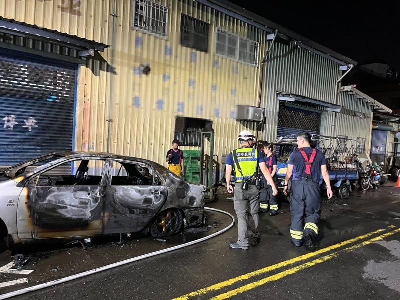 高雄市鼓山區深夜汽車火警，疑縱火者卻在附近死亡。記者林保光／翻攝