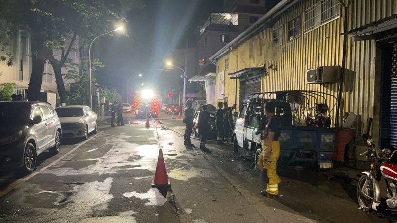高雄市鼓山區深夜汽車火警，疑縱火者卻在附近死亡。記者林保光／翻攝