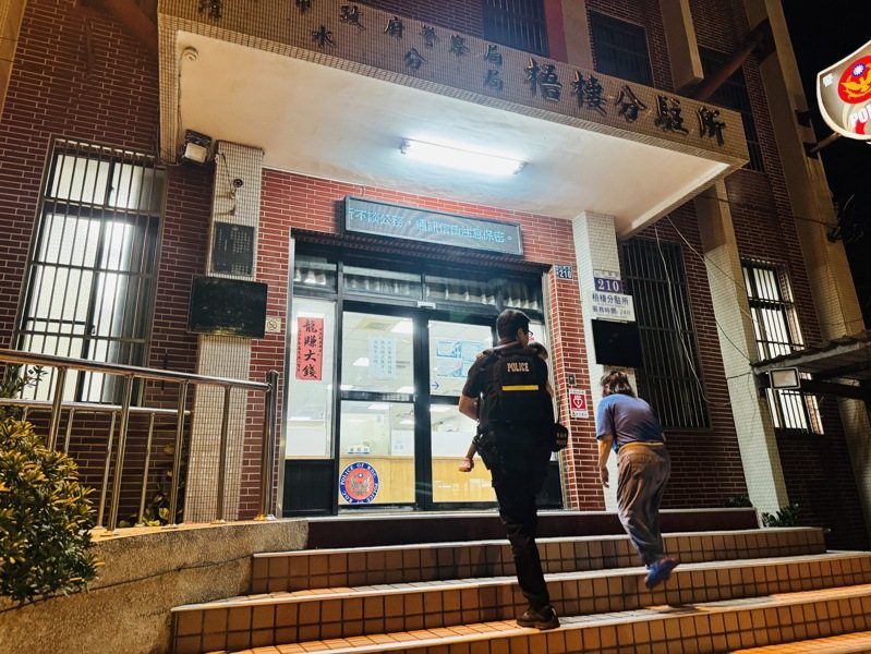 一名印尼籍婦人失智抱孫迷失台中梧棲街頭，警方帶祖孫挨家挨戶找家人，再帶他們回派出所協助。圖／警方提供