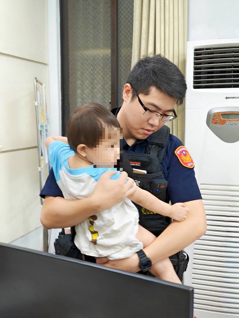 一名印尼籍婦人失智抱孫迷失台中梧棲街頭，警方帶祖孫挨家挨戶找家人，男童看到男警討抱抱。圖／警方提供