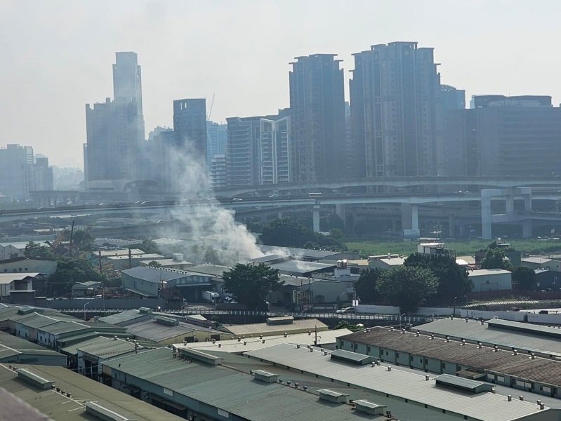 新北市泰山區中港南路一間鐵皮搭建倉儲今天上午起火,消防員布水線灌救15分鐘撲滅火勢,起火原因待查。圖/臉書《ㄨㄚ是泰山人》 新北市泰山區中港南路一間鐵皮搭建倉儲今天上午起火,消防員布水線灌救15分鐘撲滅火勢,起火原因待查。圖/臉書《ㄨㄚ是泰山人》