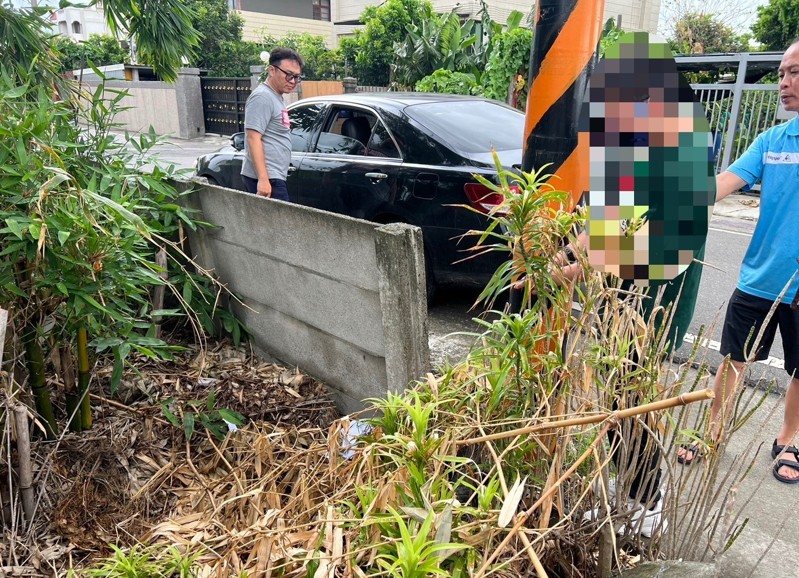 彰化縣北斗警分局逮捕徘徊在超商外面的香港籍陳姓車手。圖/民眾提供 彰化縣北斗警分局逮捕徘徊在超商外面的香港籍陳姓車手。圖/民眾提供