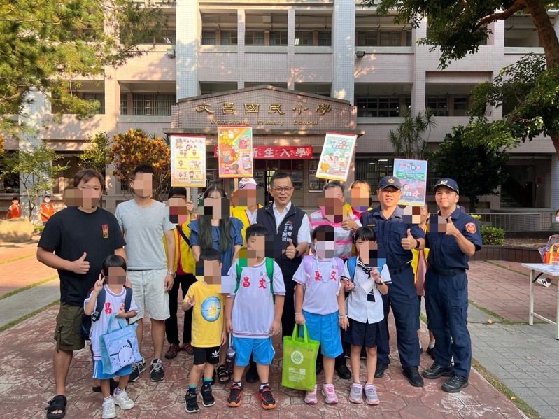 台中市大甲警分局獨家推出「媽祖特色哨子鑰匙圈」,送學童也教他們自我保護4大招。圖/警方提供 台中市大甲警分局獨家推出「媽祖特色哨子鑰匙圈」,送學童也教他們自我保護4大招。圖/警方提供