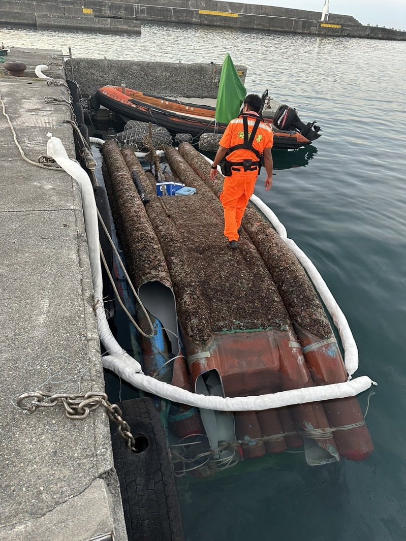 台東八邊海域今凌晨發生2漁船碰撞事故,造成1船體破損及釣具沉入海底,幸3船員獲救沒有大礙,相關事故原因正由海巡第13岸巡隊詢問製作筆錄中。圖/民眾提供 台東八邊海域今凌晨發生2漁船碰撞事故,造成1船體破損及釣具沉入海底,幸3船員獲救沒有大礙,相關事故原因正由海巡第13岸巡隊詢問製作筆錄中。圖/民眾提供