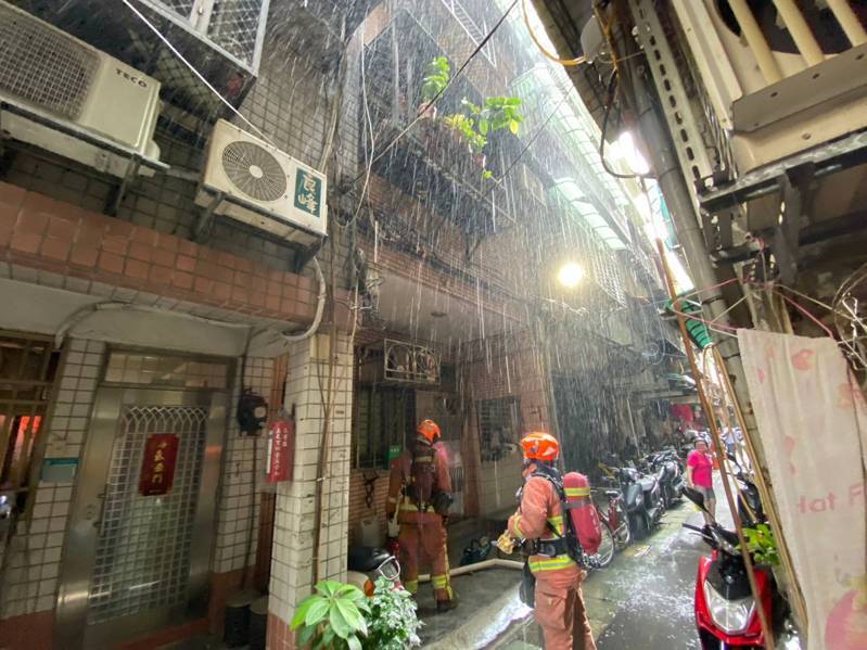 新北市三重區三和路二段一間舊公寓5樓今天上午竄出大量火煙,現場沒有人受傷,起火原因待查。記者曾伯愷/翻攝 新北市三重區三和路二段一間舊公寓5樓今天上午竄出大量火煙,現場沒有人受傷,起火原因待查。記者曾伯愷/翻攝
