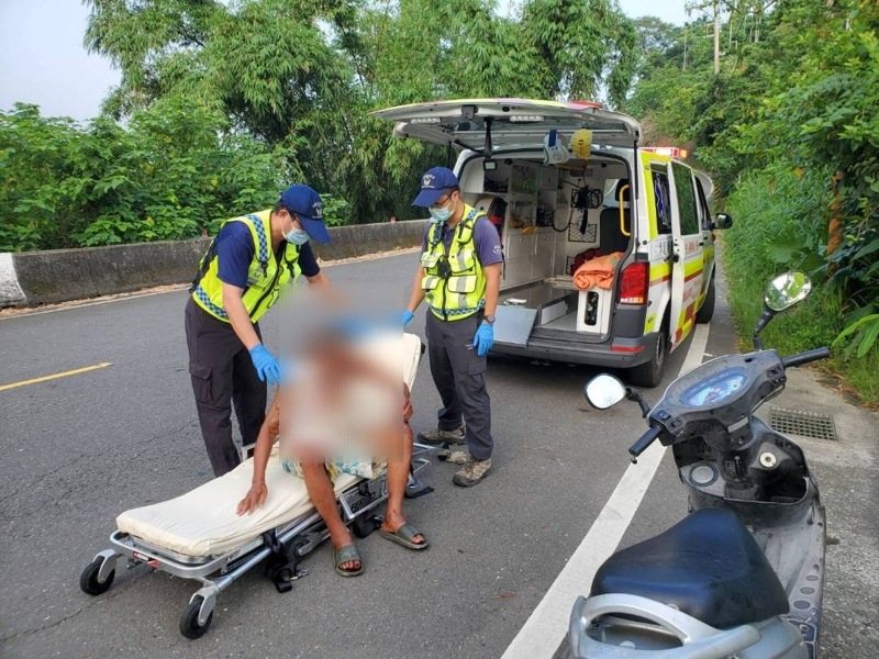 台南玉井分局員警不放棄一路找到嘉義山區,終於尋獲騎車摔傷失蹤男子。圖/台南警方提供 台南玉井分局員警不放棄一路找到嘉義山區,終於尋獲騎車摔傷失蹤男子。圖/台南警方提供