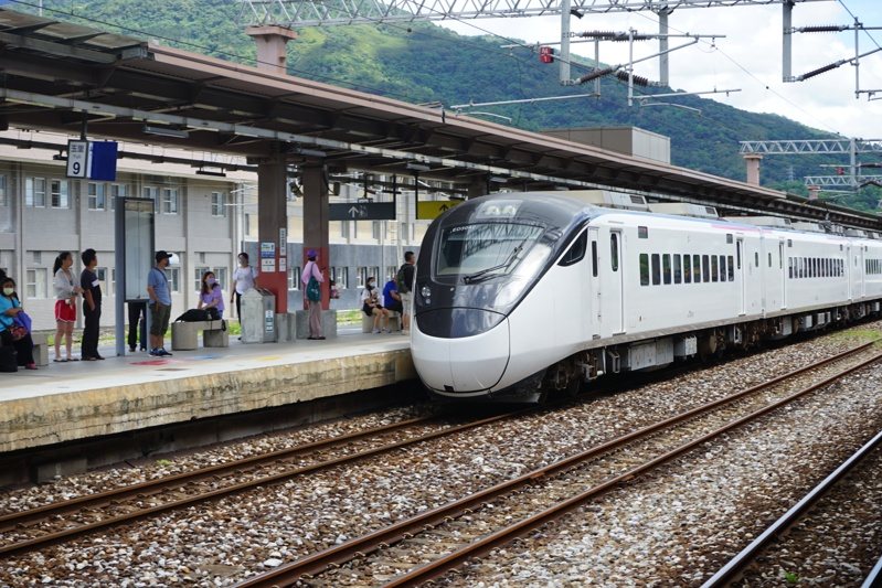 台鐵一列新自強號列車,日前行經玉里站時,乘客反映好幾個車廂沒有衛生紙,清潔人員巡視找出嫌犯,通報鐵警逮人送辦。示意圖非當事列車/本報資料照片。 台鐵一列新自強號列車,日前行經玉里站時,乘客反映好幾個車廂沒有衛生紙,清潔人員巡視找出嫌犯,通報鐵警逮人送辦。示意圖非當事列車/本報資料照片。