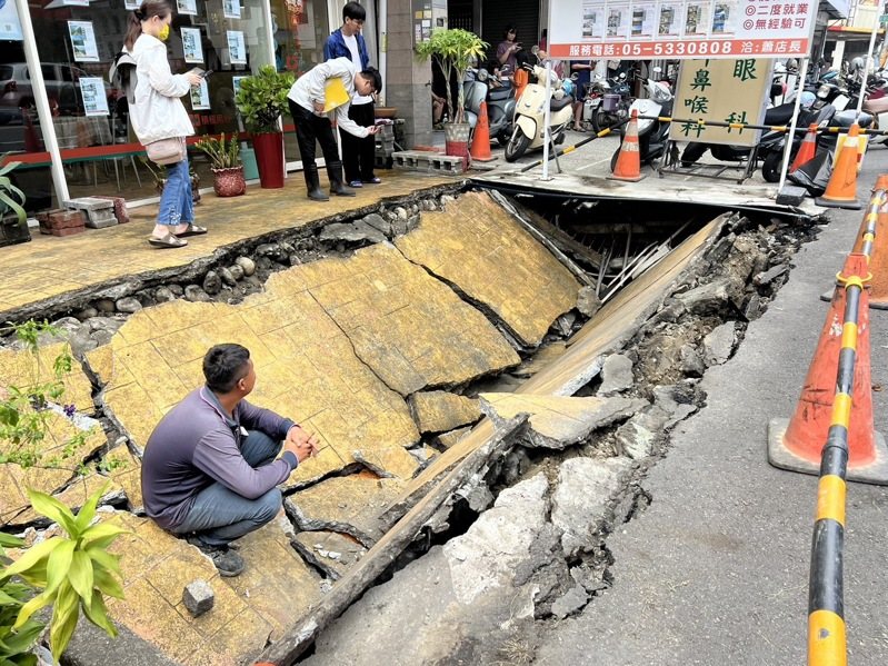 雲林縣斗六市文化路一家房屋仲介公司門口路面上午突然塌陷,造成2輛機車當場墜入坑洞裡,所幸無人受傷。記者陳雅玲/攝影 雲林縣斗六市文化路一家房屋仲介公司門口路面上午突然塌陷,造成2輛機車當場墜入坑洞裡,所幸無人受傷。記者陳雅玲/攝影