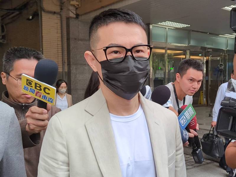 八八會館負責人郭哲敏因案羈押於台北看守所,卻傳出他遭另名收容人持筆筒砸頭攻擊,今天新北地院開庭時,特別加派法警強化維安。記者蔣永佑/攝影 八八會館負責人郭哲敏因案羈押於台北看守所,卻傳出他遭另名收容人持筆筒砸頭攻擊,今天新北地院開庭時,特別加派法警強化維安。記者蔣永佑/攝影