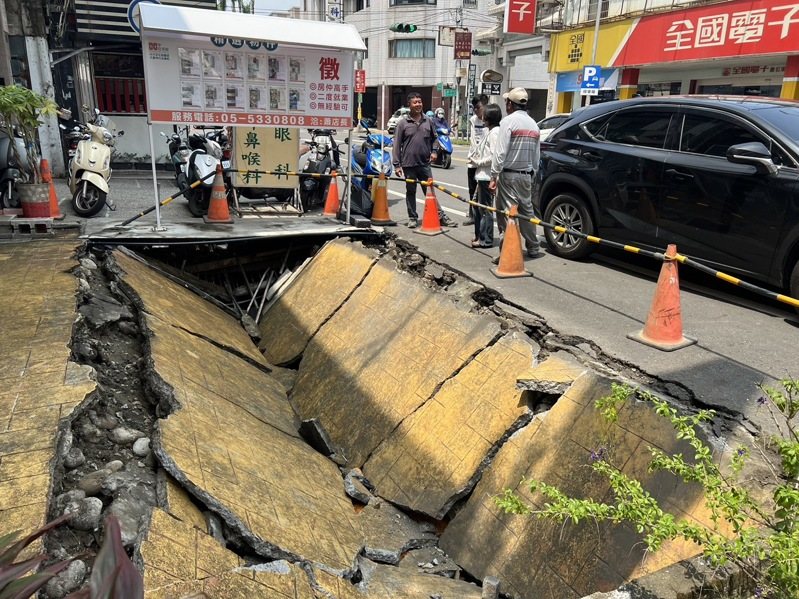 雲林縣斗六市文化路一家房屋仲介公司門口路面上午突然塌陷,造成2輛機車當場墜入坑洞裡,所幸無人受傷。記者陳雅玲/攝影 雲林縣斗六市文化路一家房屋仲介公司門口路面上午突然塌陷,造成2輛機車當場墜入坑洞裡,所幸無人受傷。記者陳雅玲/攝影