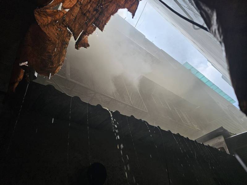 新北市三重區光興街一棟舊公寓2樓，今天上午起火，路人及消防員分別救出受困在2、3樓的彭姓祖孫，送醫無大礙，起火原因待查。記者曾伯愷／翻攝