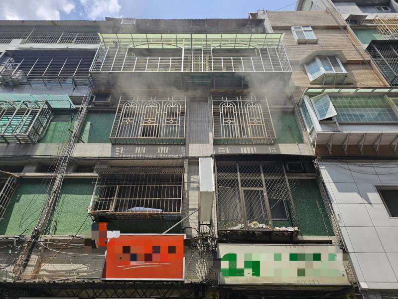 新北市三重區光興街一棟舊公寓2樓，今天上午起火，路人及消防員分別救出受困在2、3樓的彭姓祖孫，送醫無大礙，起火原因待查。記者曾伯愷／翻攝
