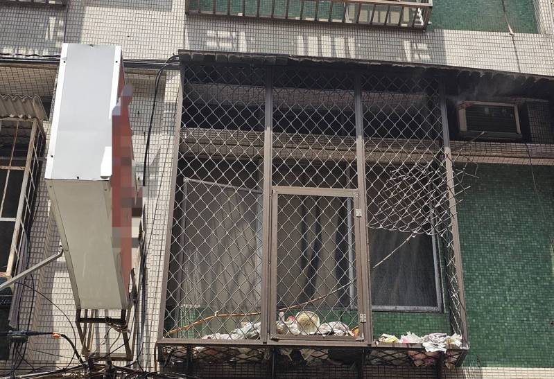 新北市三重區光興街一棟舊公寓2樓，今天上午起火，路人及消防員分別救出受困在2、3樓的彭姓祖孫，送醫無大礙，起火原因待查。記者曾伯愷／翻攝