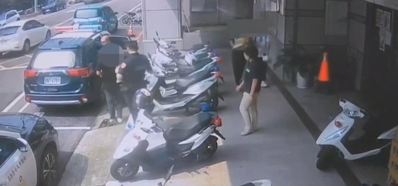 43歲的詹姓轎車駕駛,昨上午10時許行經桃園市大溪區武嶺橋往桃園方向,被眼尖巡邏員警發現是毒品通緝犯,員警一路尾隨,於介壽路與員林路口,當場順利逮捕詹嫌,全案警詢後移送桃園地方檢察署偵辦。記者翁唯真/翻攝 43歲的詹姓轎車駕駛,昨上午10時許行經桃園市大溪區武嶺橋往桃園方向,被眼尖巡邏員警發現是毒品通緝犯,員警一路尾隨,於介壽路與員林路口,當場順利逮捕詹嫌,全案警詢後移送桃園地方檢察署偵辦。記者翁唯真/翻攝