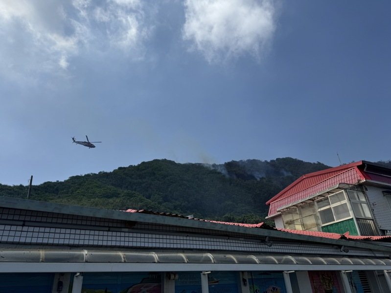 新北市瑞芳鼻頭角步道旁山坡，疑因燃燒雜草，初估燃燒面積約800平方公尺，出動42車134人前往搶救。記者游明煌／翻攝