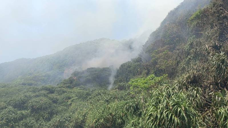 新北市瑞芳鼻頭角步道旁山坡，疑因燃燒雜草，初估燃燒面積約800平方公尺，出動42車134人前往搶救。記者游明煌／翻攝