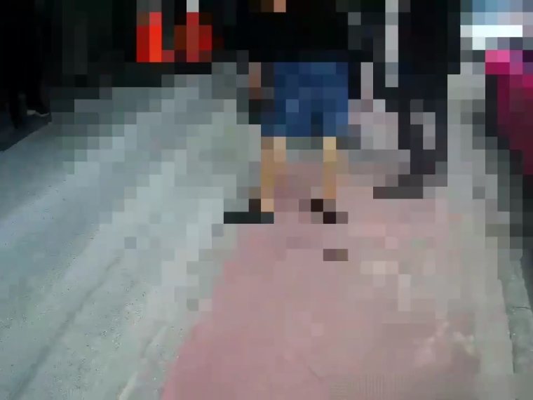 葉姓男子不爽保時捷權利車被當舖拖回帶人前往當舖理論爆發口角拉扯，警到場雙方互不提告，警帶回當舖三人依妨害秩序罪嫌送辦。記者曾伯愷／翻攝