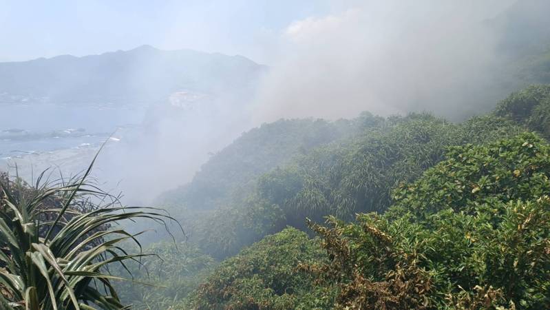 新北市瑞芳鼻頭角步道旁山坡，疑因燃燒雜草，初估燃燒面積約800平方公尺，出動42車134人前往搶救。記者游明煌／翻攝