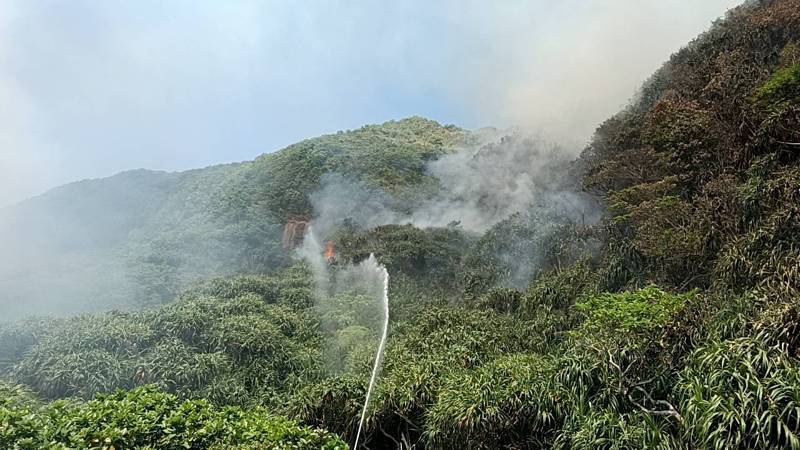 新北市瑞芳鼻頭角步道旁山坡，疑因燃燒雜草，初估燃燒面積約800平方公尺，出動42車134人前往搶救。記者游明煌／翻攝