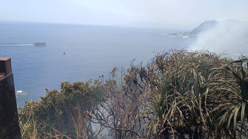新北市瑞芳鼻頭角步道旁山坡，疑因燃燒雜草，初估燃燒面積約800平方公尺，出動42車134人前往搶救。記者游明煌／翻攝