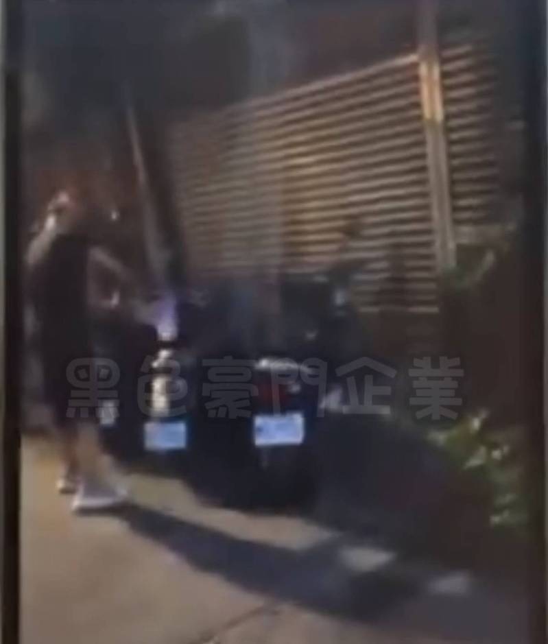 男子清晨到台中市潭子區民宅前潑漆,警方受理報案後追查中。圖/取自臉書黑色豪門企業 男子清晨到台中市潭子區民宅前潑漆,警方受理報案後追查中。圖/取自臉書黑色豪門企業
