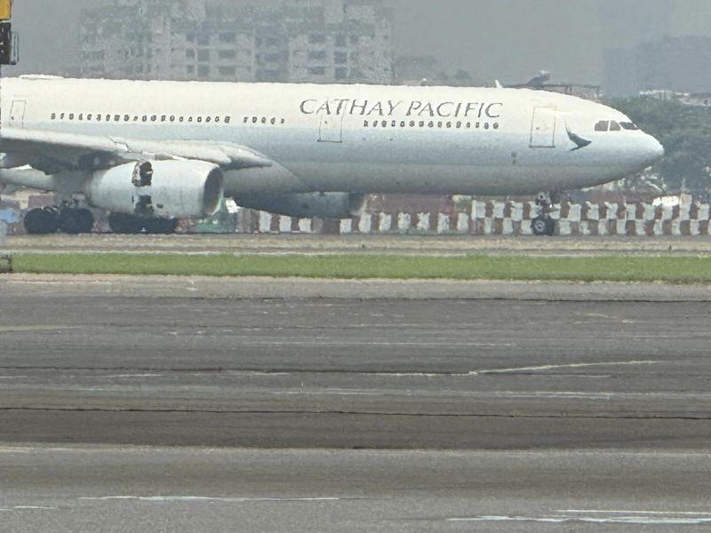 高雄機場一架CX431班機,原訂今日11點20起飛往香港,但疑因引擎故障,導致後續滑回22號登機門,據旅客表示當時聽到劇烈聲響。圖/翻攝自臉書社團「高雄機場航空器資訊交流」 高雄機場一架CX431班機,原訂今日11點20起飛往香港,但疑因引擎故障,導致後續滑回22號登機門,據旅客表示當時聽到劇烈聲響。圖/翻攝自臉書社團「高雄機場航空器資訊交流」
