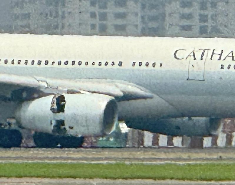 高雄機場一架CX431班機,原訂今日11點20起飛往香港,但疑因引擎故障,導致後續滑回22號登機門,據旅客表示當時聽到劇烈聲響。圖/翻攝自臉書社團「高雄機場航空器資訊交流」 高雄機場一架CX431班機,原訂今日11點20起飛往香港,但疑因引擎故障,導致後續滑回22號登機門,據旅客表示當時聽到劇烈聲響。圖/翻攝自臉書社團「高雄機場航空器資訊交流」