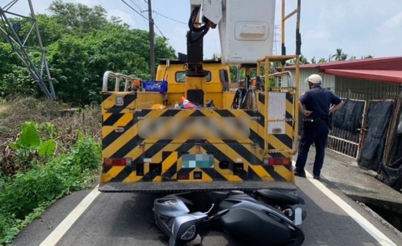一輛工程車今早行經高雄旗山高92線時疑倒車不慎撞到後方的機車,造成母子雙亡。記者王昭月/翻攝 一輛工程車今早行經高雄旗山高92線時疑倒車不慎撞到後方的機車,造成母子雙亡。記者王昭月/翻攝