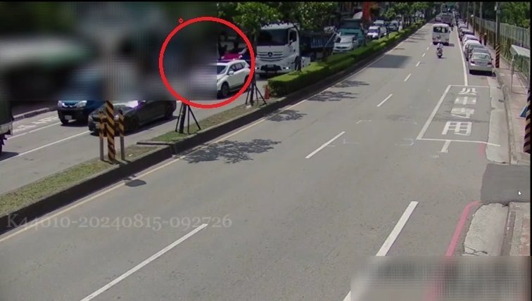 葉姓男子不爽保時捷權利車被當舖拖回帶人前往當舖理論爆發口角拉扯，警到場雙方互不提告，警帶回當舖三人依妨害秩序罪嫌送辦。記者曾伯愷／翻攝