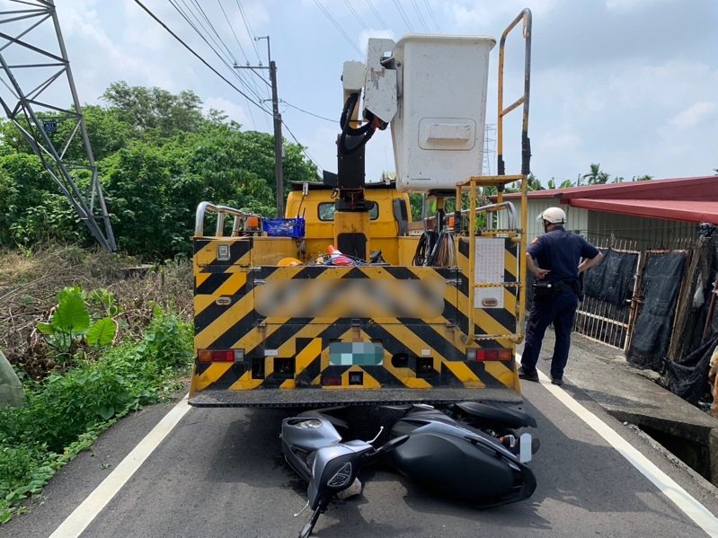 台電工程車今天在高雄旗山倒車肇事，騎機車的1對母子送醫不治。記者林保光／翻攝