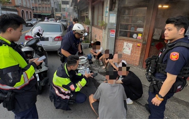 新北六月底展開的暑期青春專案於今日告一段落，警方在暑假期間查獲不少未成年者深夜未歸、抽菸喝酒偏差行為。圖／新北市警局提供