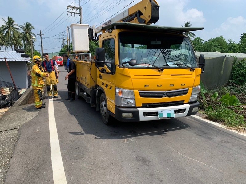 台電一輛工程車疑在旗山開錯路,倒車時不慎撞死在後方停等的騎機車母子。記者王昭月/翻攝 台電一輛工程車疑在旗山開錯路,倒車時不慎撞死在後方停等的騎機車母子。記者王昭月/翻攝