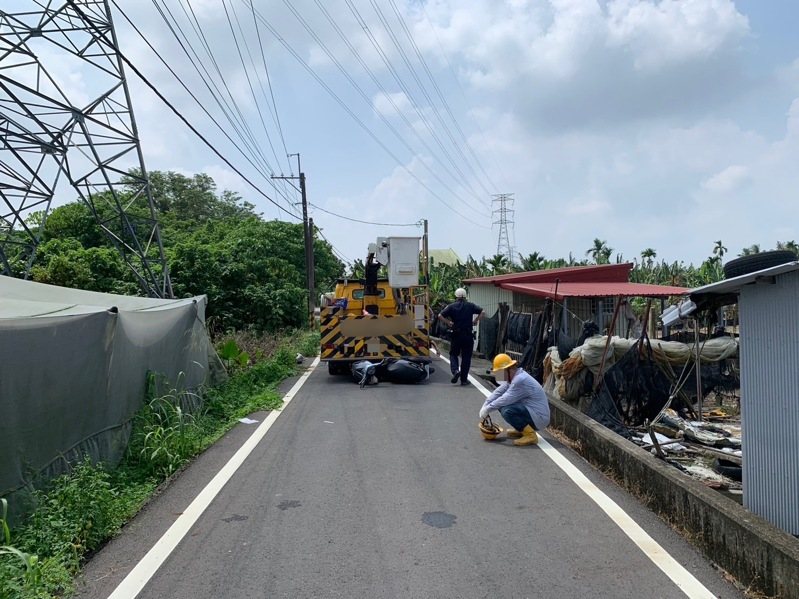 警方表示,高92線產業道路約一輛大貨車的寬度,大車塞住,兩側難以通行。記者王昭月/翻攝 警方表示,高92線產業道路約一輛大貨車的寬度,大車塞住,兩側難以通行。記者王昭月/翻攝
