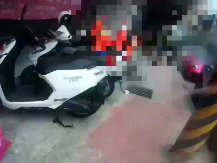 葉姓男子不爽保時捷權利車被當舖拖回帶人前往當舖理論爆發口角拉扯，警到場雙方互不提告，警帶回當舖三人依妨害秩序罪嫌送辦。記者曾伯愷／翻攝
